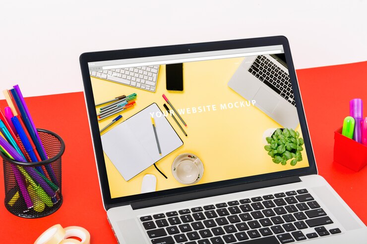 PSD mockup de portátil en escritorio