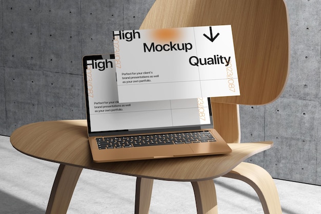 Mockup de portátil exterior de pantalla múltiple con un fondo realista.
