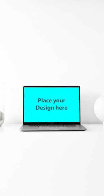 Mockup de portátil PSD en el escritorio ejecutivo