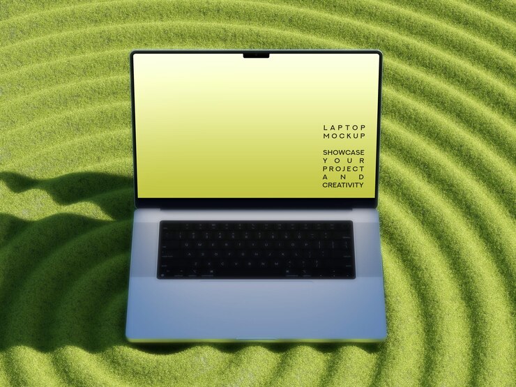 PSD mockup de portátil en una superficie de hierba verde con textura