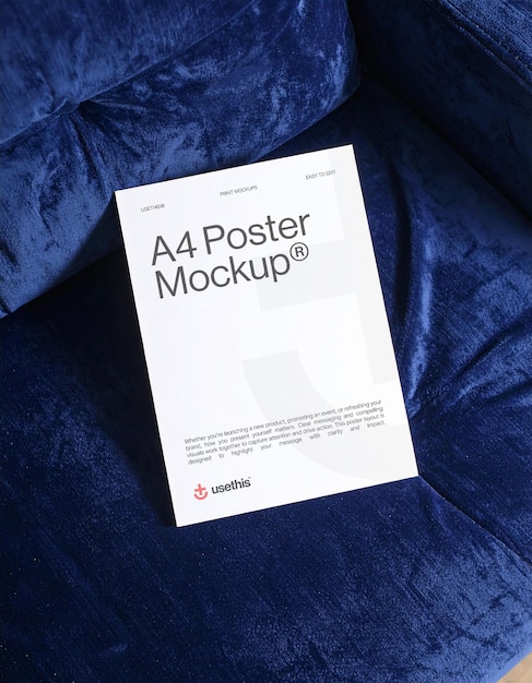 Mockup de póster A4 en un sofá azul