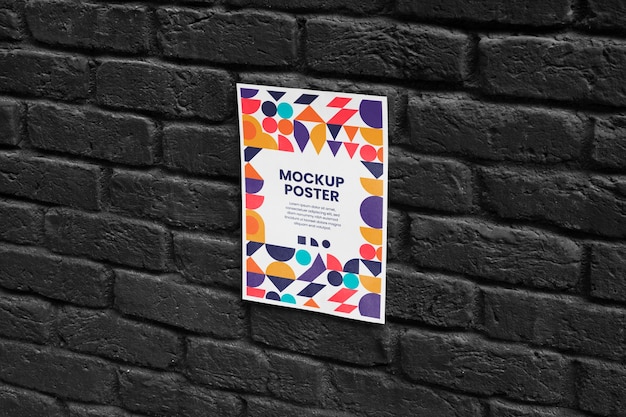 Mockup de poster pegado en pared