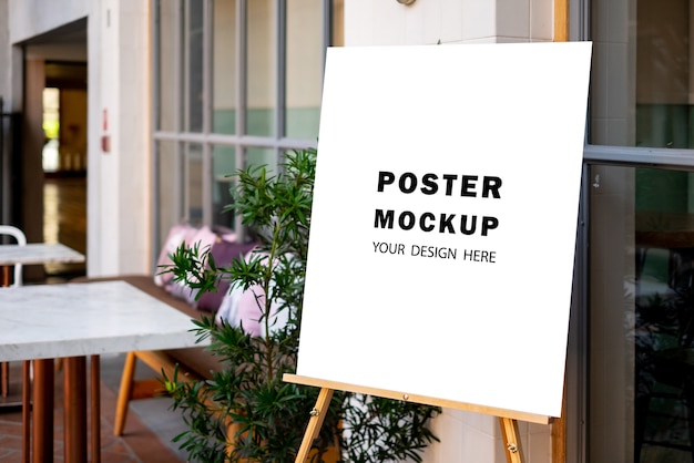 Mockup poster promozione speciale messo davanti al ristorante