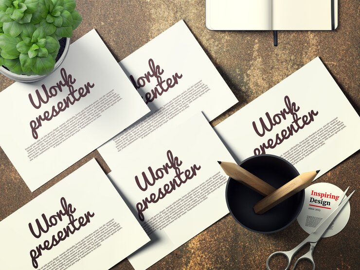 PSD mockup presenter kerja warna putih di atas desktop kayu