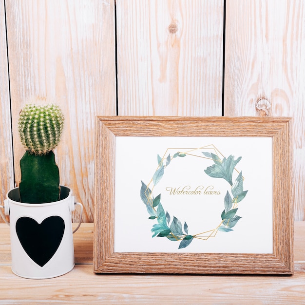 PSD mockup primaveral con marco de madera y cactus