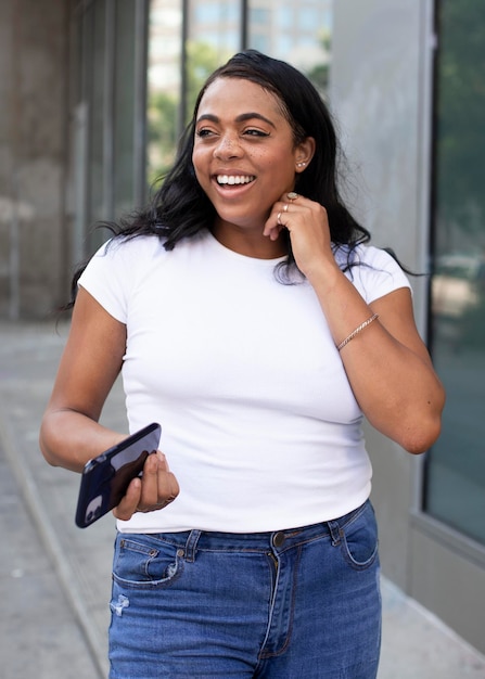 Mockup PSD de camiseta branca simples para vestuário feminino plus size, sessão de fotos ao ar livre