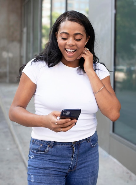 Mockup PSD de camiseta branca simples para vestuário feminino plus size, sessão de fotos ao ar livre