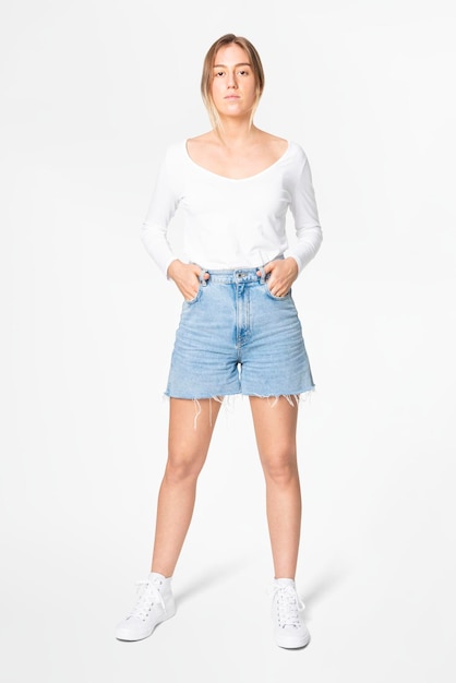 Mockup PSD di maglietta a maniche lunghe con abbigliamento da donna con shorts di jeans