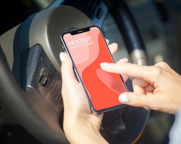Mockup psd grátis uma mulher está usando um smartphone mockup com uma tela vermelha
