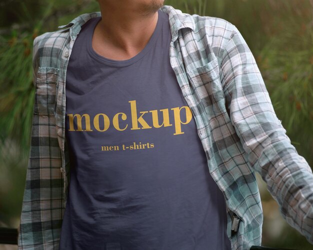 Mockup PSD Libera un uomo che indossa una camicia blu che dice mockup men to shirt