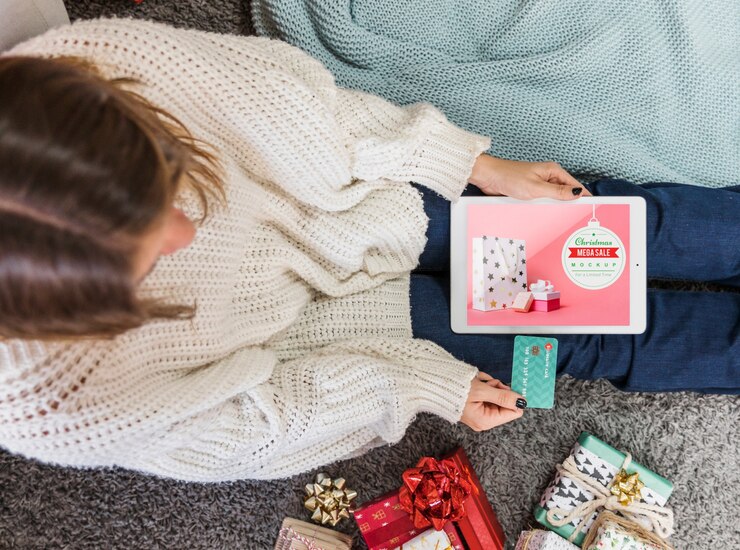 PSD mockup de rebajas de navidad con mujer usando portátil