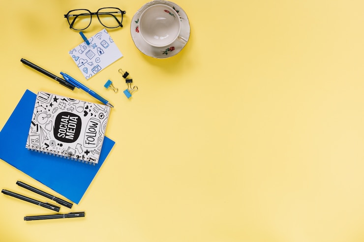PSD mockup de redes sociales y internet con libreta o cover