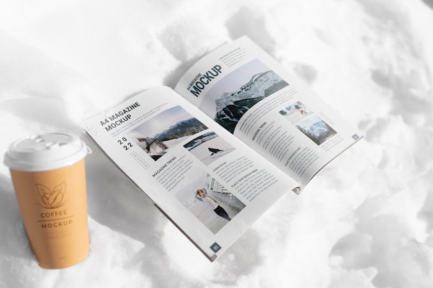 Mockup de revista sobre roca nevada