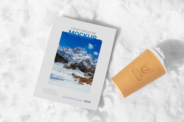 PSD mockup de revista sobre roca nevada