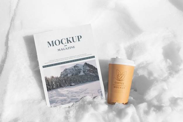 Mockup de revista sobre roca nevada