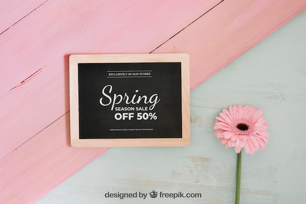 PSD mockup rosa con concepto de primavera con pizarra