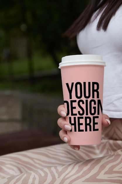 Mockup rosa Pappbecher für Kaffeemädchen, das in der Hand Nahaufnahme veränderbare Farbe Ihres Designs hält