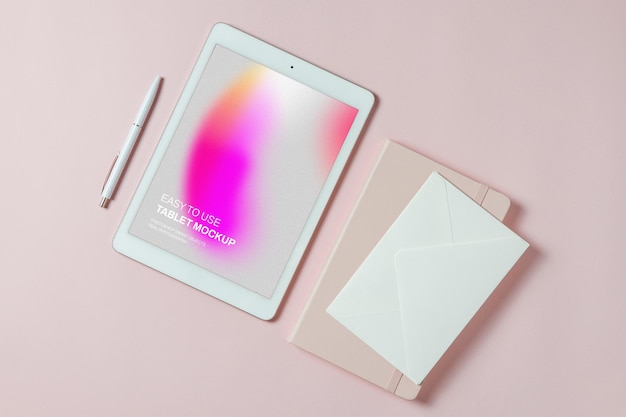 Mockup schermo tablet con cancelleria