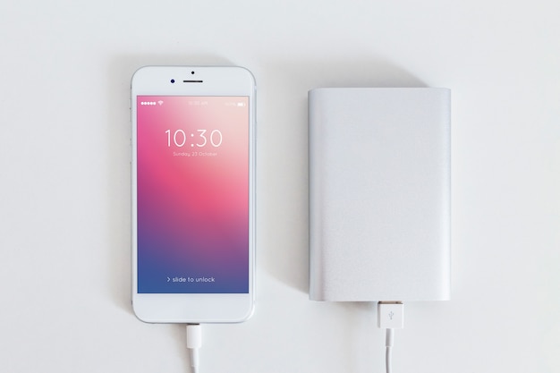 PSD mockup de smartphone con cable de cargar