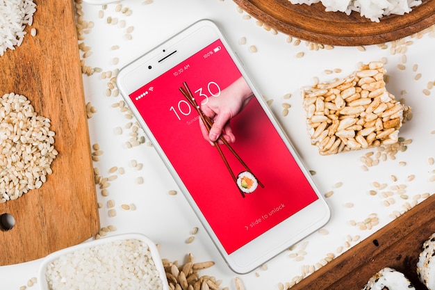 PSD mockup de smartphone con concepto de comida japonesa