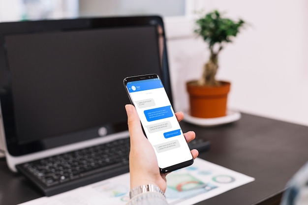 PSD mockup de smartphone enfrente de ordenador
