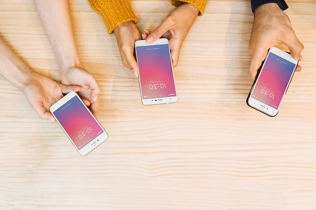 Mockup de smartphone con libro abierto