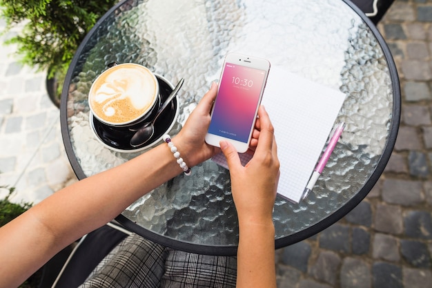 PSD mockup de smartphone en mesa con café con leche