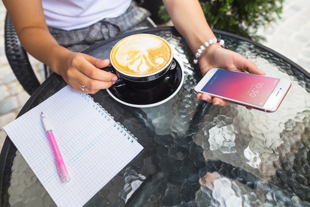 Mockup de smartphone en mesa con café con leche