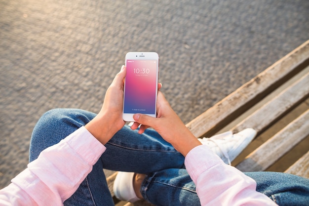 Mockup de smartphone con mujer en la playa