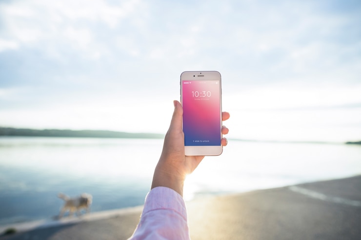 PSD mockup de smartphone con mujer en la playa