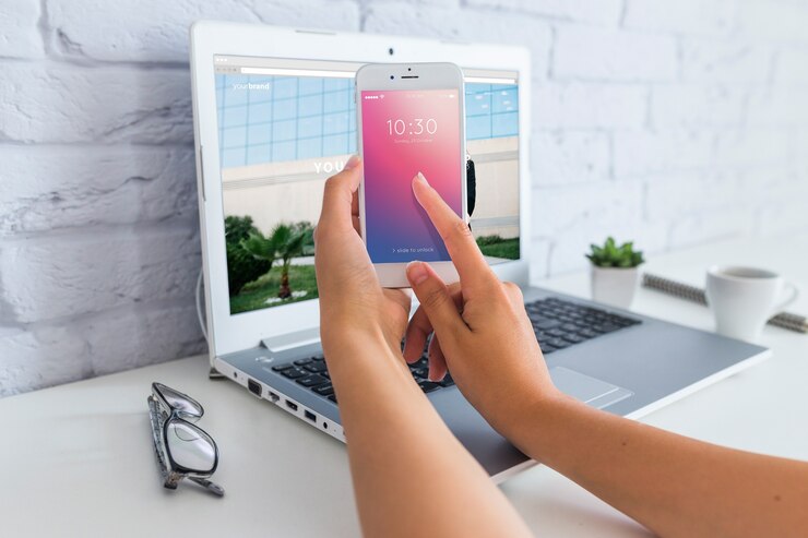 PSD mockup de smartphone con portátil