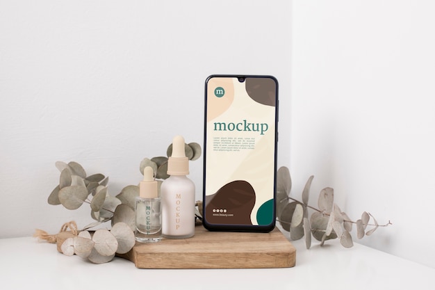 Mockup de smartphone con productos cosméticos