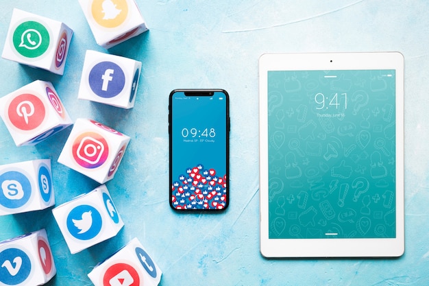 Mockup de smartphone y tablet con concepto de redes sociales