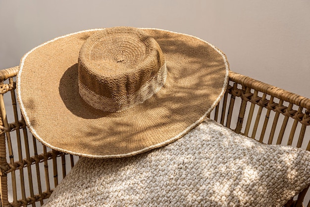 Mockup de sombrero para el sol psd en moda de verano con estampado de jirafa