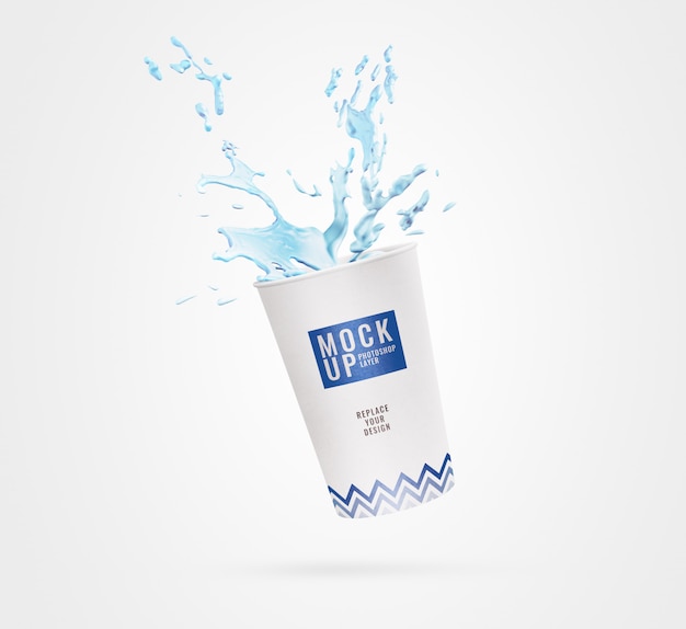 Mockup splash tazza di carta realistico