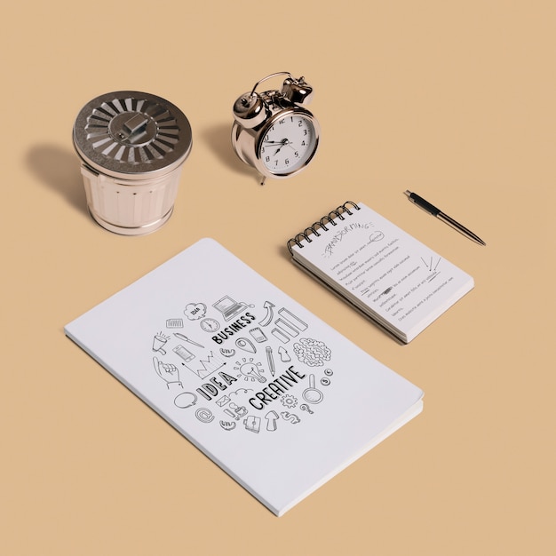 Mockup stationery con libreta y cover