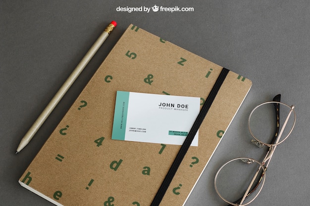 PSD mockup stationery con tarjeta de visita en librp