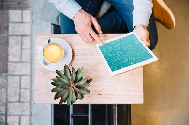 Mockup de tablet y café