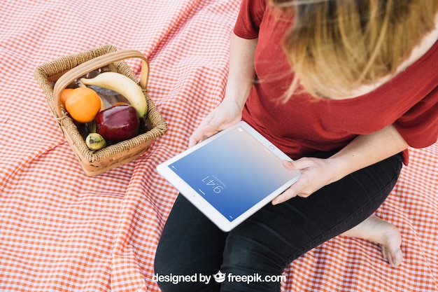 Mockup de tablet y cesta de picnic