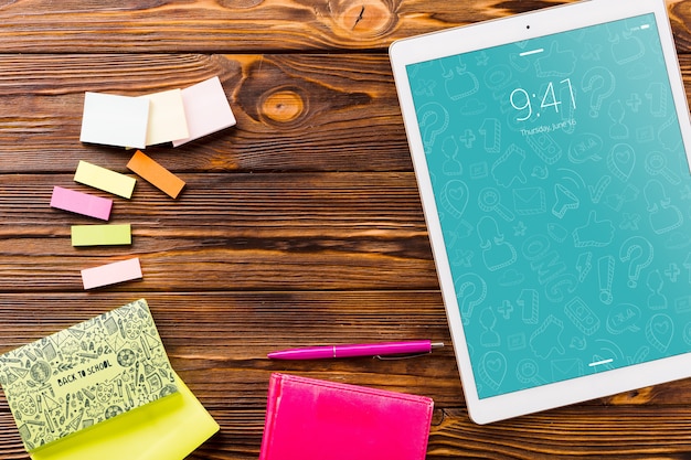 Mockup de tablet con concepto de vuelta al cole