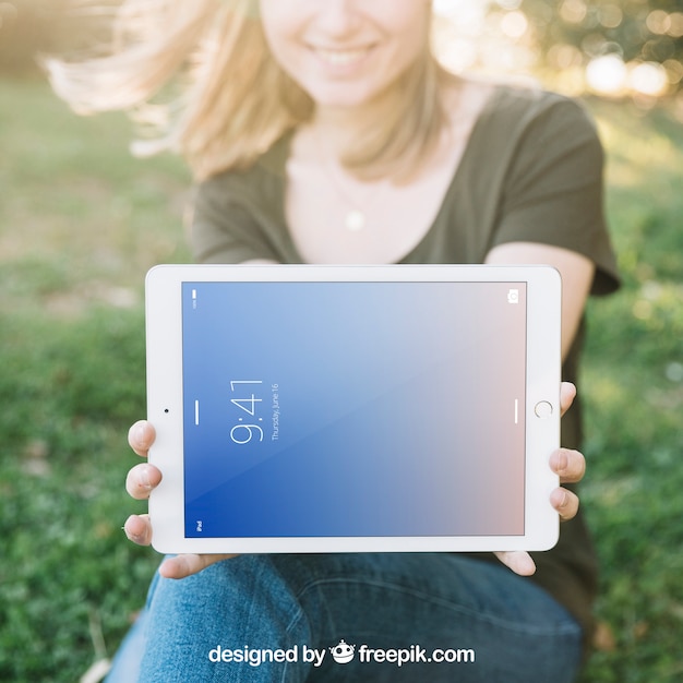 PSD mockup de tablet con mujer al aire libre