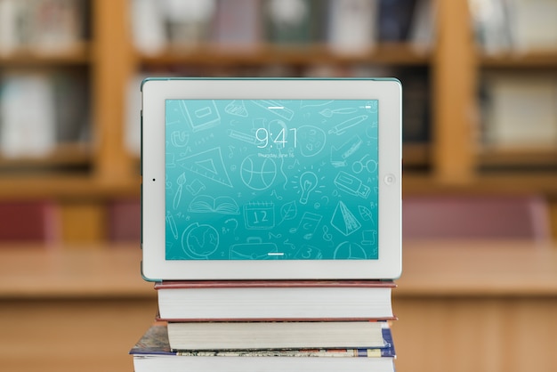 Mockup de tablet o ebook reader con concepto de literatura