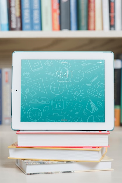 PSD mockup de tablet o ebook reader con concepto de literatura