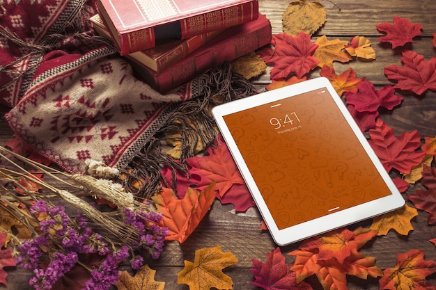 PSD mockup de tableta con concepto de otoño