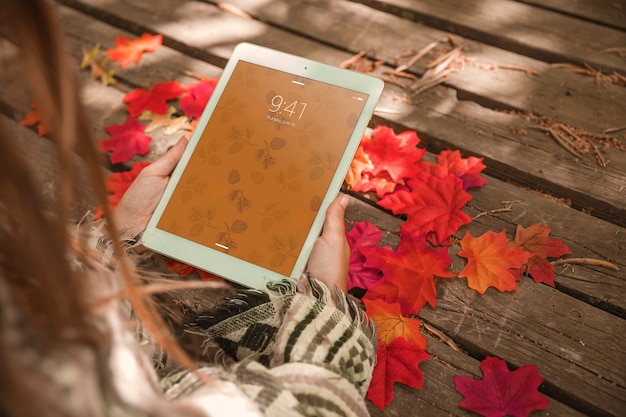 Mockup de tableta con concepto de otoño