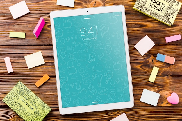 Mockup de tableta con concepto de vuelta al cole