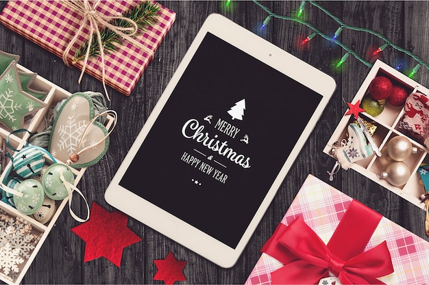 Mockup de tableta y elementos de navidad