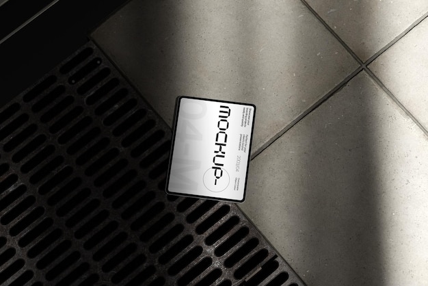 Mockup de la tableta en la superficie de la cuadrícula de hormigón