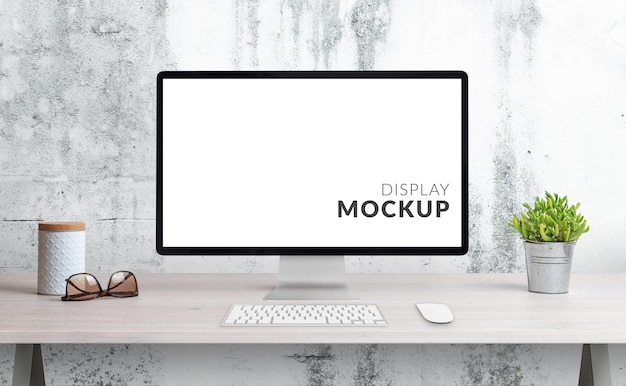Mockup tampilan komputer di meja kantor