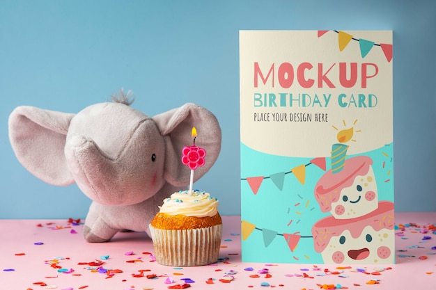 PSD mockup de tarjeta de cumpleaños con pastel